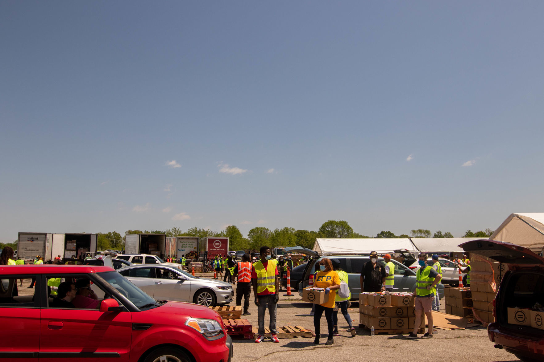 St. Louis region holds largest food distribution for thousands in need